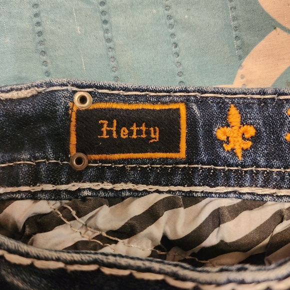 Jr size 23 Rock Revival Hetty Mid Rise shorts. - Picture 5 of 5